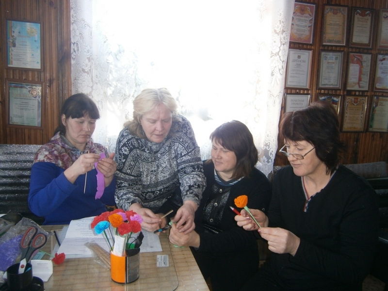 В Памятинском СДК состоялся мастер – класс для взрослого населения по изготовлению цветов из гофрированной бумаги